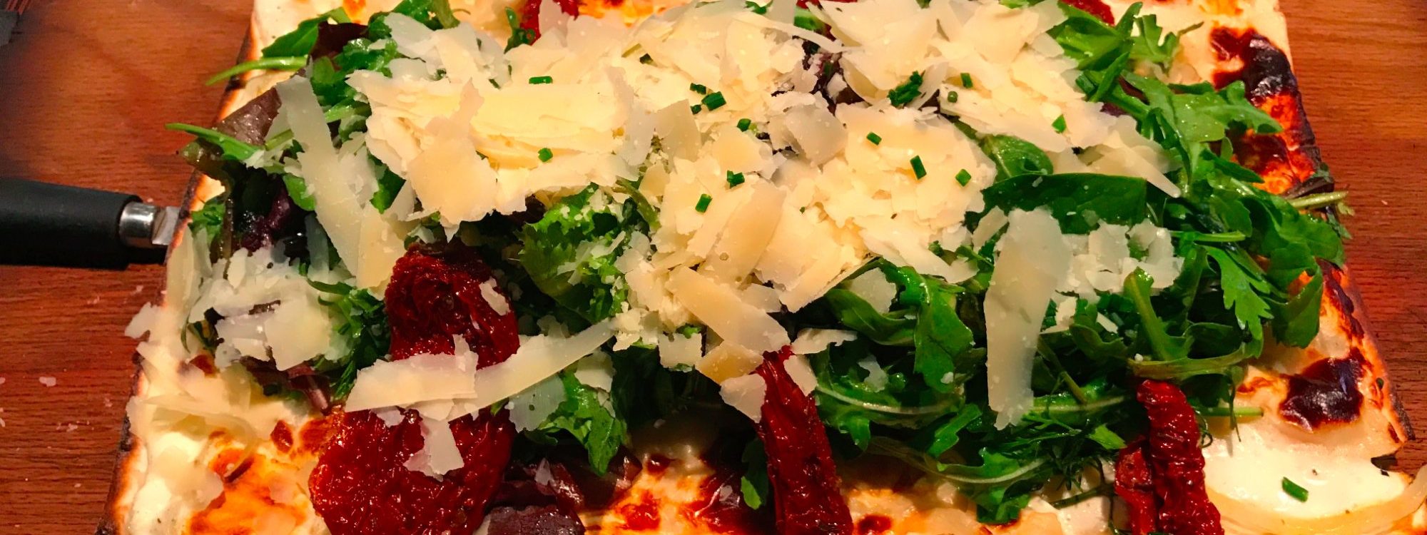 FLAMMEANDCO_41 2000X750 | Flamme and Co Comment adapter la tarte flambée aux régimes alimentaires spécifiques, tels que les options végétariennes ou sans gluten ? Colmar