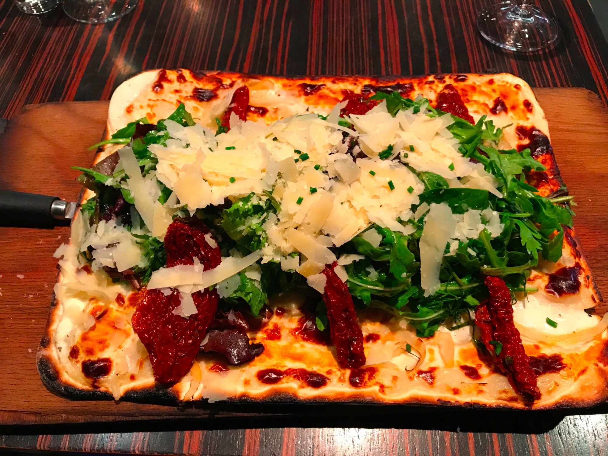 Comment adapter la tarte flamb&eacute;e aux r&eacute;gimes alimentaires sp&eacute;cifiques, tels que les options v&eacute;g&eacute;tariennes ou sans gluten ? Colmar