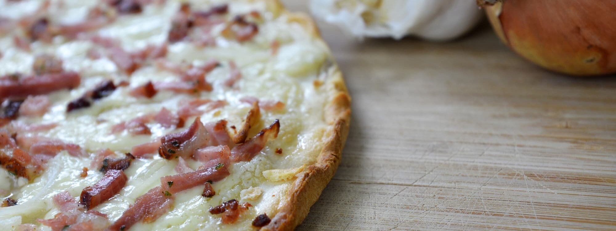 PIZZA FLAMMEKUECHE 2000X750 | Flamme and Co Comment la tarte flambée (Flammeküche) a-t-elle évolué au fil du temps en Alsace ? Munster