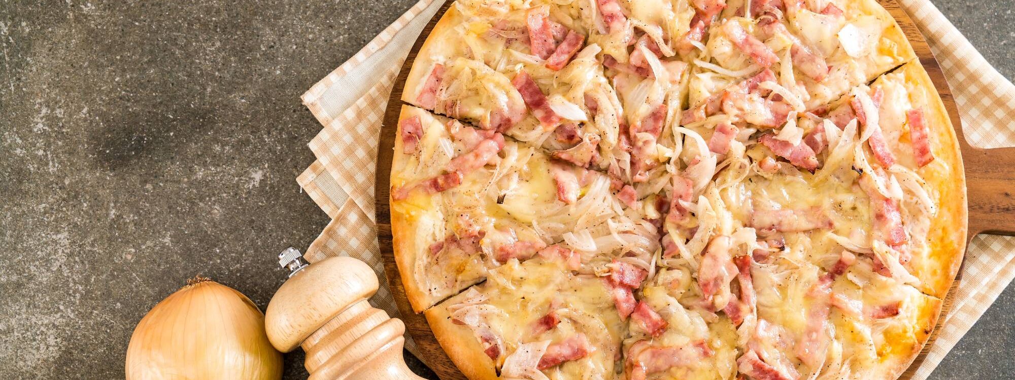PLAT_TRADITIONNEL 2000X750 | Flamme and Co Quel est le meilleur moment de la journée pour savourer une tarte flambée (Flammeküche) à Kaysersberg ? Barr